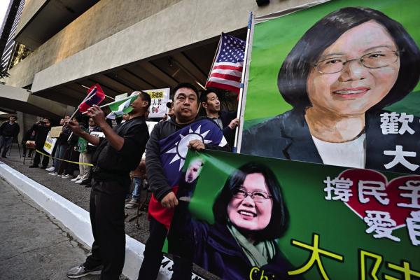 Taiwan supporters hold signs during a rally in front of the Westin Bonaventure hotel where Taiwan President Tsai Ing-wen spent the night ahead of meeting with Kevin McCarthy, in Los Angeles, April 4, 2023. (Frederic J. Brown/AFP/Getty Images/TNS)