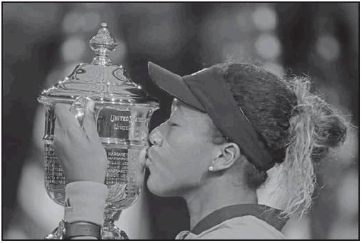 NAOMI OSAKA of Japan kisses the trophy after winning the women’s final of the U.S. Open in New York in 2018. Osaka is ranked No. 1 heading into this year’s U.S. Open, where she will attempt to defend a Grand Slam title for the first time. (AP Photo)