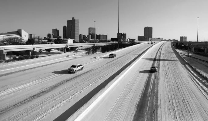 Vehicles drive on a snowy Interstate 30 on Monday, February 15, 2021, in Fort Worth, Texas. (Amanda McCoy/Fort Worth Star-Telegram/TNS)