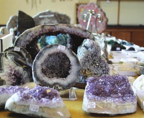 Aura amethyst cathedral (above) Geodes and amethyst (to the right) (Photos by Calley Lamar)