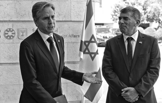 Israeli Foreign Minister Gabi Ashkenazi, right, welcomes US Secretary of State Antony Blinken before their meeting in Jerusalem on May 25, 2021, days after an Egypt-brokered truce halted fighting between the Jewish state and the Gaza Strip’s rulers Hamas. (Alex Brandon/POOL/AFP/Getty Images/TNS)
