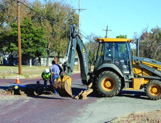 City workers repaired a water line break at 4th and Bradley on Tuesday, Nov. 22. (Photo by Calley Lamar)