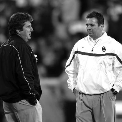 MIKE LEACH served as offensive coordinator at Oklahoma for head coach Bob Stoops. Here they are seen together at a 1999 game in Norman.