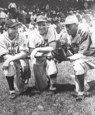 SATCHEL PAIGE, Cecil Travis and Dizzy Dean pose before a barnstorming game played during the offseason.