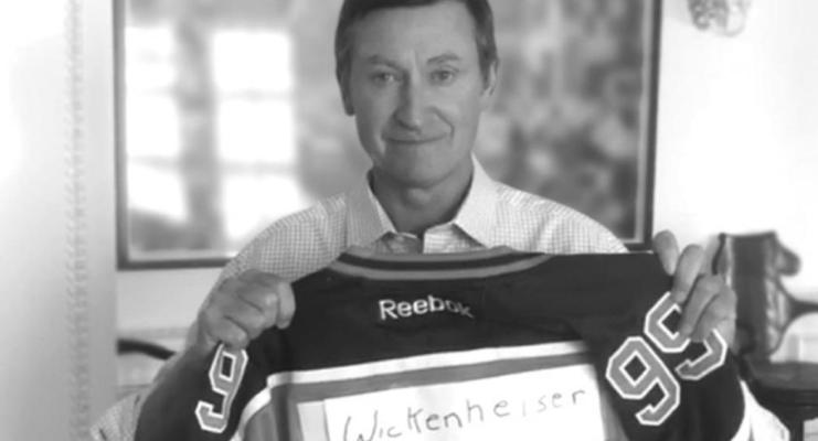 HOCKEY GREAT Wayne Gretzky holds up a replica of the famous No. 99 jersey he wore during his career in the NHL.