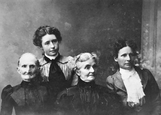 Mrs. Cyrena Woods (left) , daughter Sarah Jane “Jennie” and other relatives.