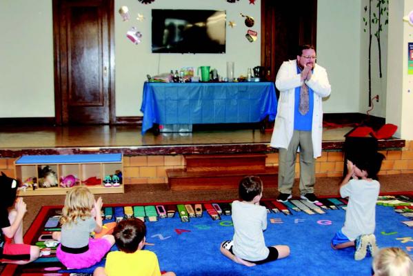 Blackwell Public Library hosted a Mad Science event for children of all ages on Fri., Aug. 5. Here a scientist taught them about currents and their different functions, the temperature of water and how that effects its mixing, and much more. Photo by Dailyn Emery.